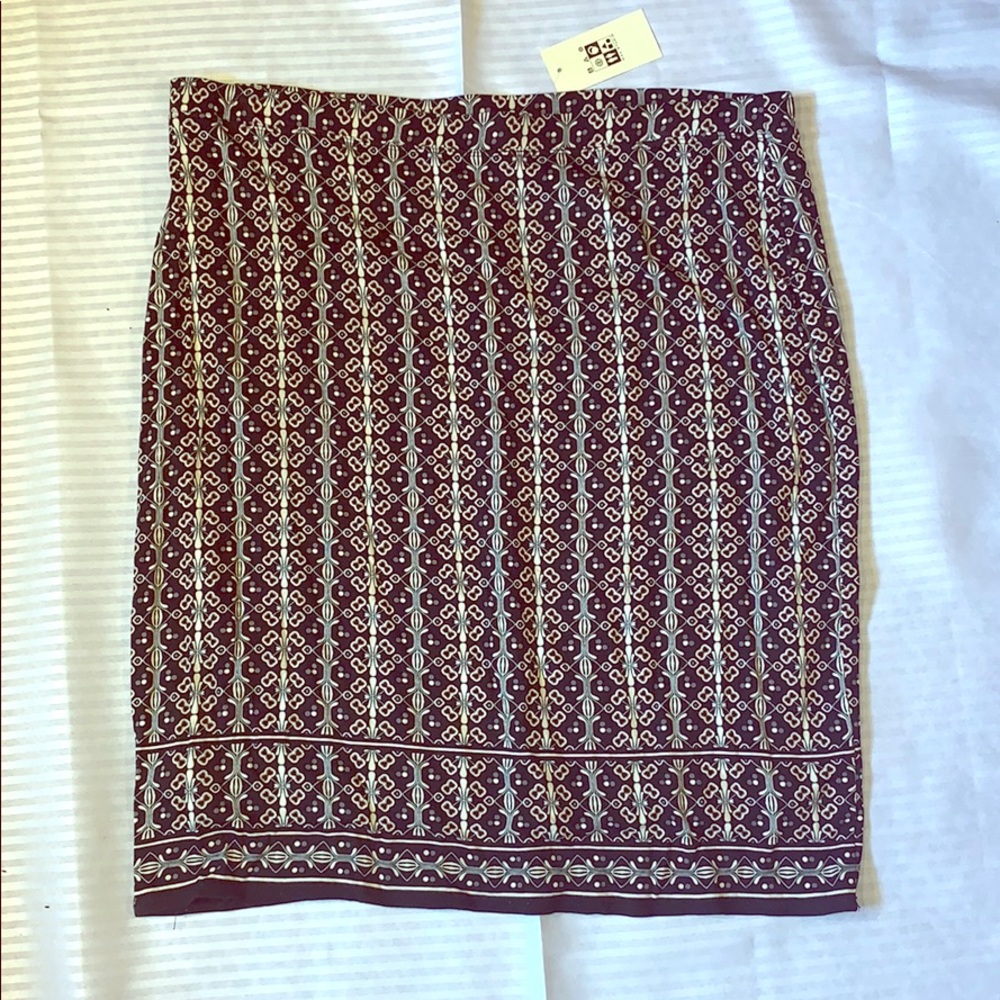 Women’s black and white skirt